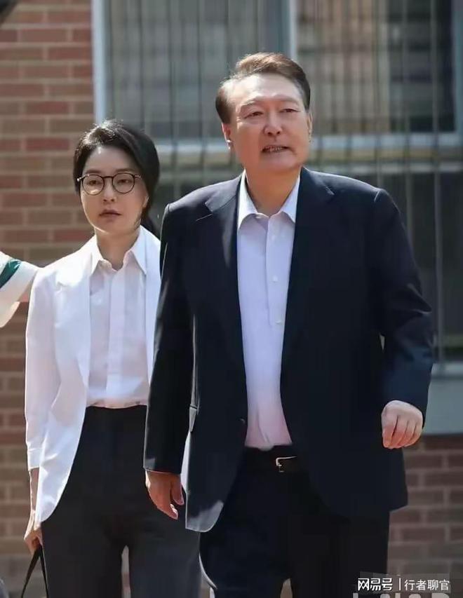 两个帅气儿子老婆金惠景漂亮比金建希美不朽情缘游戏入口李在明全家福曝光有(图1)