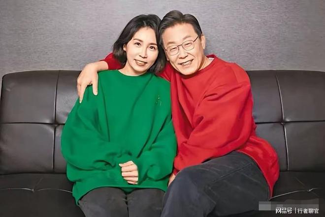 两个帅气儿子老婆金惠景漂亮比金建希美不朽情缘游戏入口李在明全家福曝光有(图3)